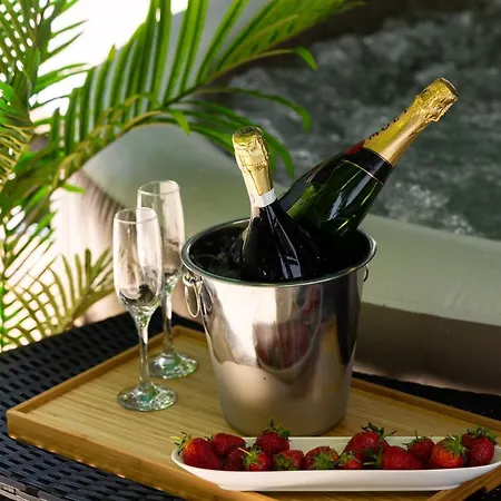 Oasis Luxury With Terrarce And Jacuzzi 아파트 *