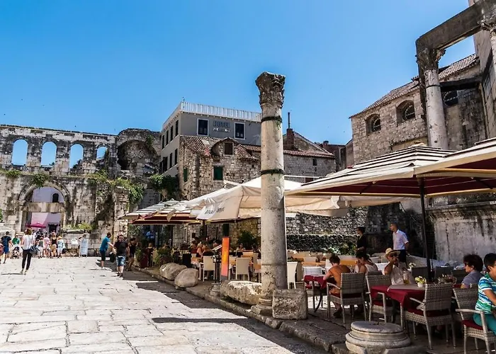 아파트 Oasis Luxury With Terrarce And Jacuzzi 스플리트